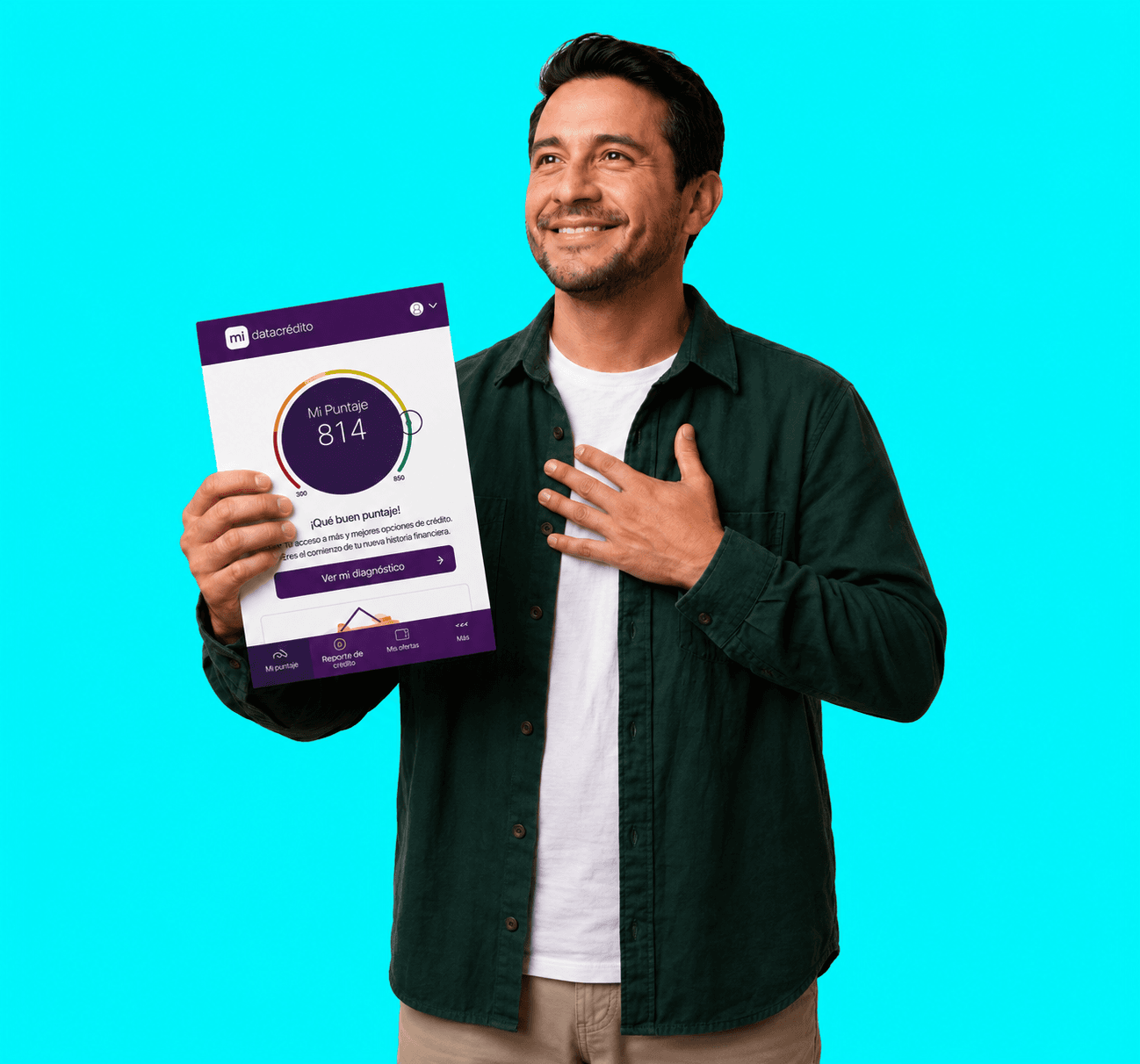 Cliente satisfecho mostrando la mejora de su puntaje crediticio